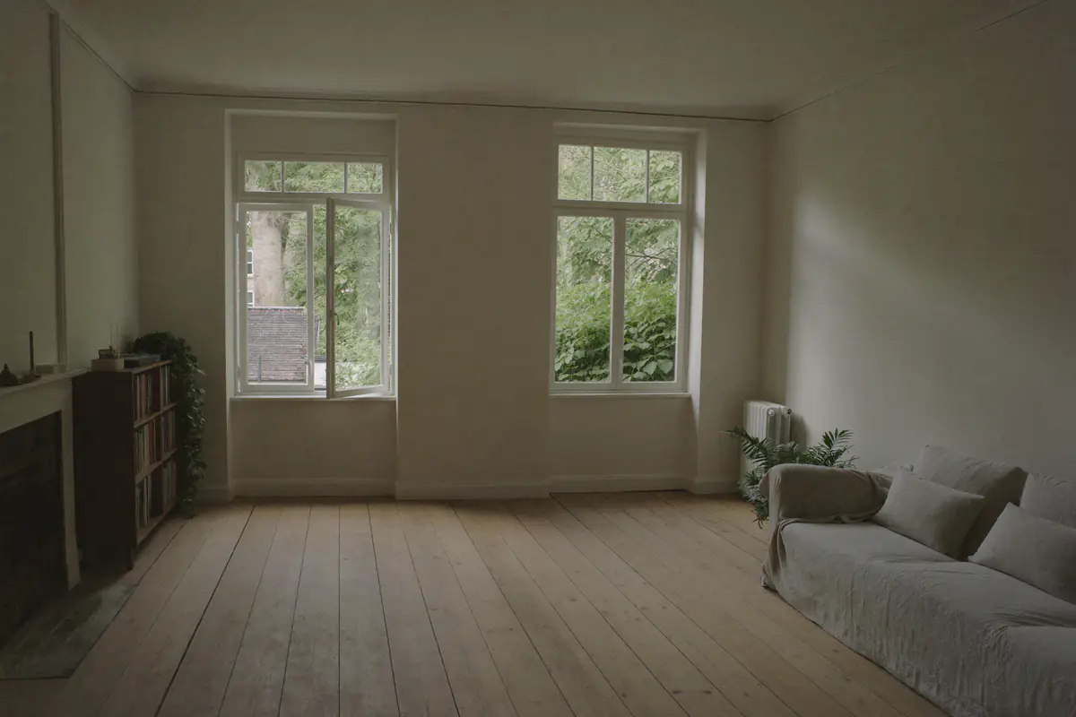 Lichte woonkamer met strak afgewerkte, droge muren